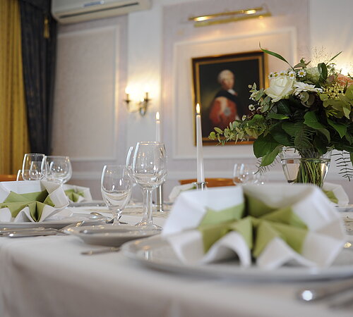 Festlich geschmückte Tafel im Parkhotel Altmühltal